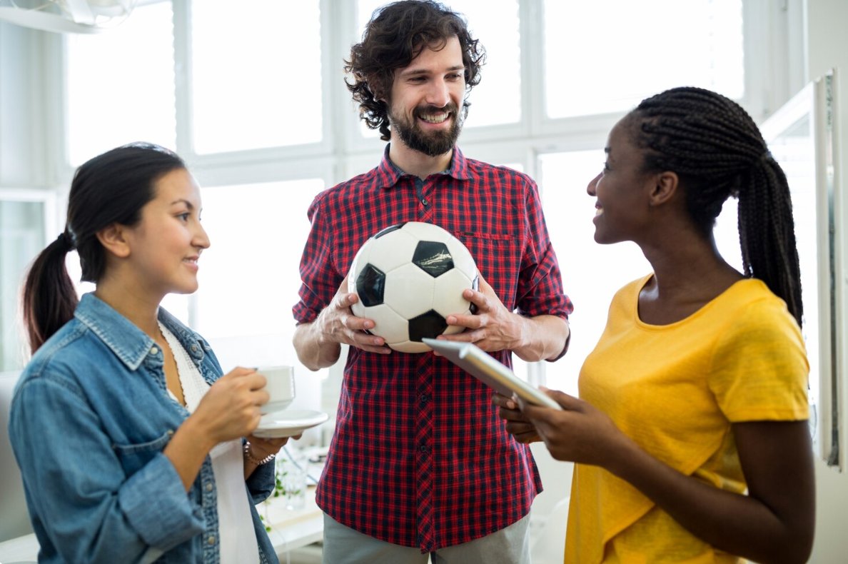 Colegas de trabalho discutindo o bolão da Copa